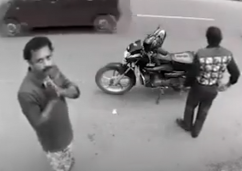 La polizia di Mumbai, in India, ha diffuso un video esilarante di un borseggiatore che restituisce il portafoglio dopo essersi accorto di essere stato ripreso da una telecamera di videosorveglianza che mostra il momento. 