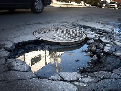 L’ente proprietario della strada deve risarcire il motociclista caduto a causa della buca. 