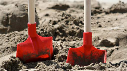 Spiagge, buche killer. Francia sotto shock per un giovane sepolto vivo dalla sabbia