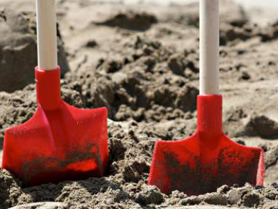 Spiagge, buche killer. Francia sotto shock per un giovane sepolto vivo dalla sabbia