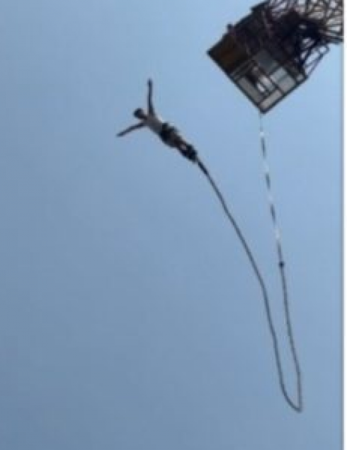 Grande spavento in Thailandia, la corda si spezza durante il salto con il bungee jumping – Video