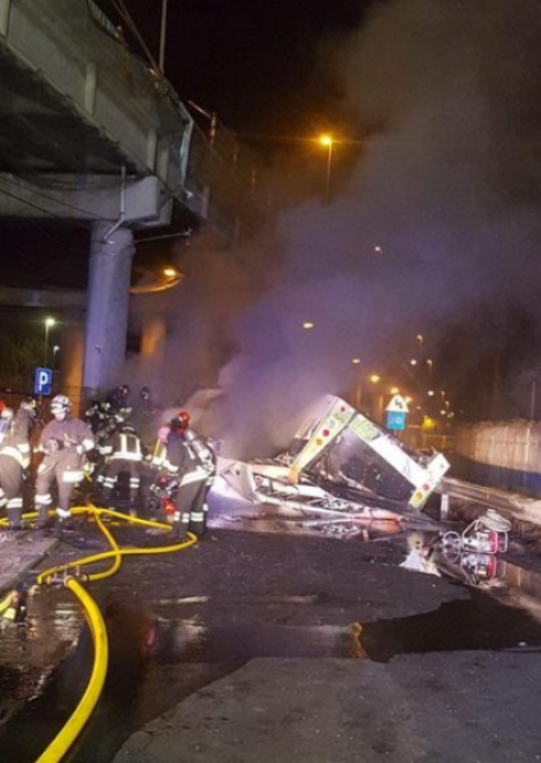 Bus precipita giù da un cavalcavia e va a fuoco, almeno 21 morti - Video