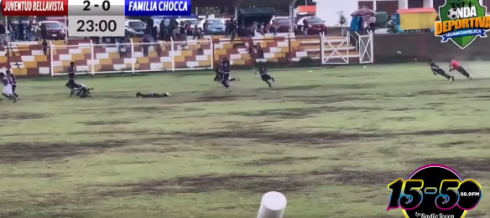 Fulmine sul campo da calcio durante la partita uccide e ferisce giocatori in Perù – Il video  