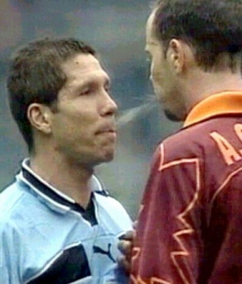 calcio violento zago simeone roma lazio 1 famoso sputo