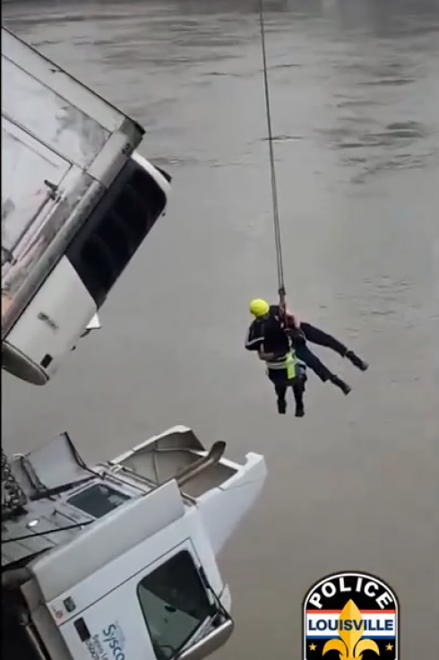 Video shock di autista camion che resta sospeso nel vuoto sul ponte del fiume Ohio, a Louisville, dopo un incidente