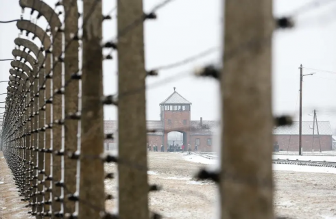 Graffiti antisemiti trovati nelle baracche del campo di sterminio nazista di Auschwitz-Birkenau. 