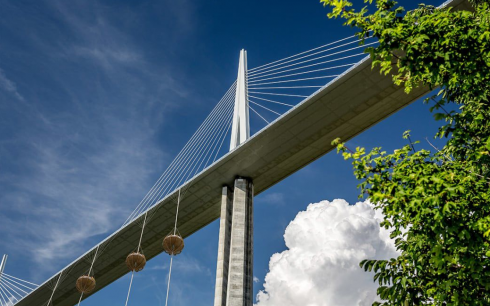 Vacanza da brivido.... un sito propone ai turisti l'affitto di capanne sotto il viadotto! 