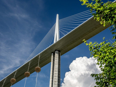 Vacanza da brivido.... un sito propone ai turisti l'affitto di capanne sotto il viadotto! 