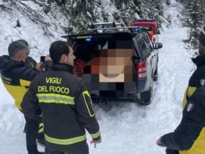 L'addetto delle onoranze funebri si perde nella bufera con la salma nel carro funebre