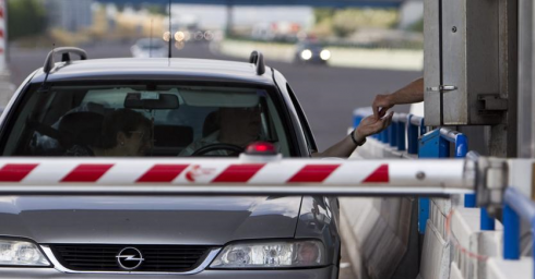 Attraversa 240 volte senza pagare lo stesso pedaggio autostradale, arrestato in flagranza 