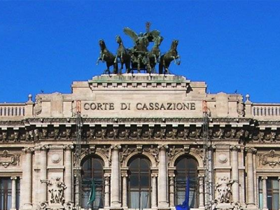 La Cassazione: “Il lavoratore depresso che esce e si diverte durante la malattia non può essere licenziato”.