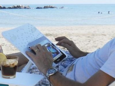 Sempre più bambini si perdono in spiaggia. La causa principale: genitori distratti da cellulari e smartphone