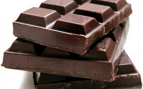 Frammento di metallo nelle barrette di cioccolato dai Paesi Bassi