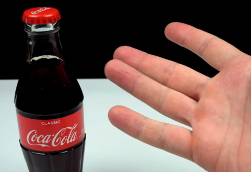 Allerta Coca Cola: maxi richiamo di numerosi lotti di bottigliette in tutta Italia: pericolo per i consumatori, non consumare.