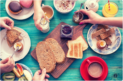 Fare colazione più tardi e cenare prima può aiutare a ridurre il grasso corporeo