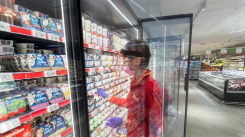 Pescara, titolare del supermarket trova un assorbente fuori dal cestino