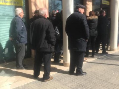 Anziani rassegnati in fila al freddo per ritirare la pensione: proteste