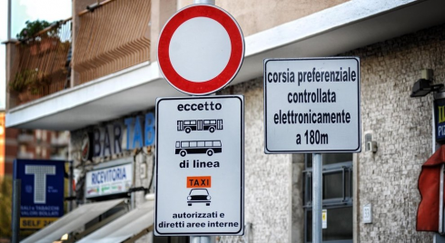 La Cassazione: il disabile può transitare sulla corsia preferenziale senza comunicare preventivamente la targa al Comune