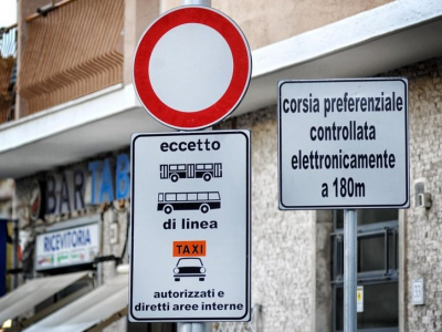 La Cassazione: il disabile può transitare sulla corsia preferenziale senza comunicare preventivamente la targa al Comune