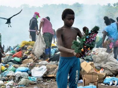 "Non avevo mai avuto un albero di Natale prima": la foto di un ragazzo brasiliano che trova l'albero di Natale nella discarica diventa virale