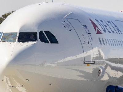 Pilota d'aereo sale a bordo ubriaco prima del volo da Edimburgo a New York