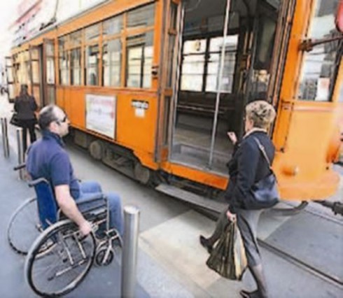 disabili fermata tram