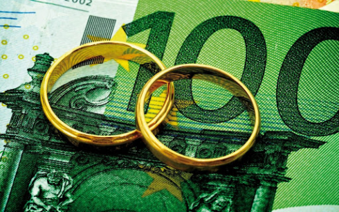 Cassazione: revocato e non solo ridotto l'assegno di divorzio quando lei vive con un altro