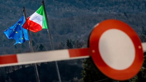 Divieto per gli svizzeri di andare in Italia per fare la spesa: fermato ticinese in dogana, al rientro in Ticino, rischia la multa per un giornale. 