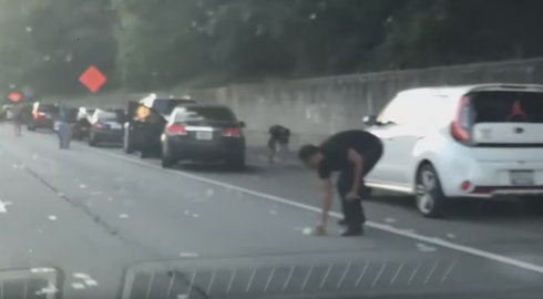 USA: dal portavalori piovono banconote in autostrada, la gente si precipita su centinaia di migliaia di dollari