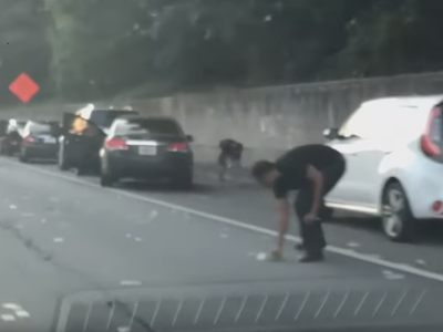 USA: dal portavalori piovono banconote in autostrada, la gente si precipita su centinaia di migliaia di dollari