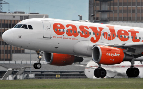 EasyJet dimentica i passeggeri sulla pista