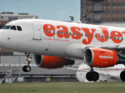 EasyJet dimentica i passeggeri sulla pista