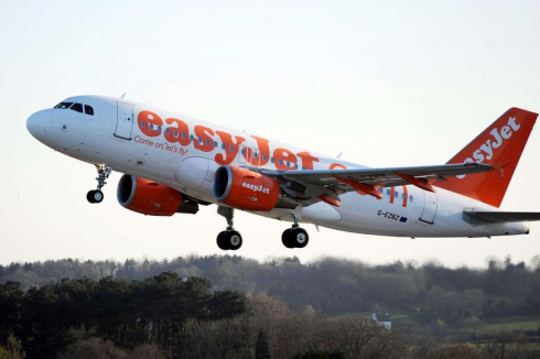 Il passeggero è ubriaco: volo EasyJet  costretto ad atterraggio d'emergenza