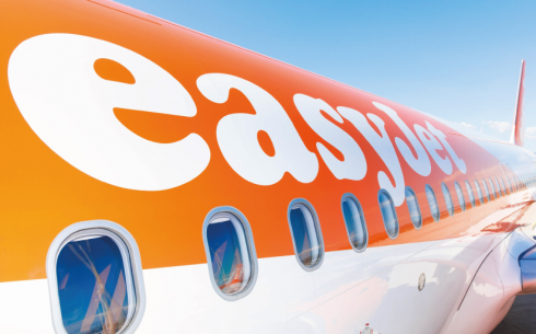 Volo EasyJet da Londra ad Alicante, uomo tenta di aprire portellone dell'aereo in volo