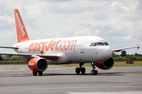 Passeggero ubriaco semina il panico su un aereo per Mahon. Arrestato dopo l'atterraggio. 