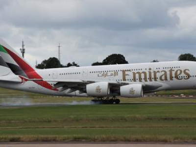 Scoppia una gomma ad un Airbus A380 di Emirates durante l'atterraggio a Birmingham