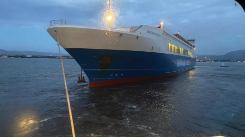 Olbia, Eurocargo Valencia si incaglia all’ingresso del porto. 