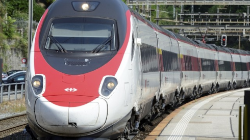 Fumo in cabina, treno evacuato. Un Eurocity diretto a Milano fermato a Claro 