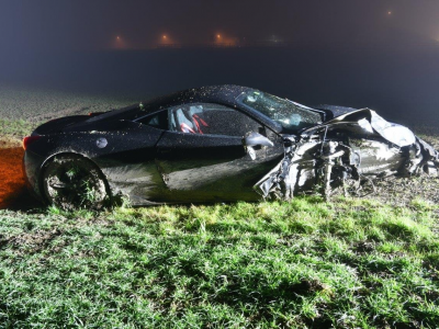 Ferrari contro un albero, si disintegra