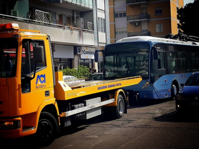 Maledizione filobus: mezzo in panne davanti al comitato elettorale di Carlo Salvemini, tutti giù a spingere