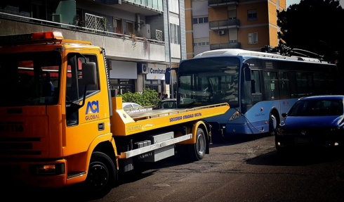 Maledizione filobus: mezzo in panne davanti al comitato elettorale di Carlo Salvemini, tutti giù a spingere