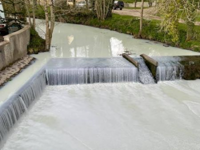 Si rovescia autocisterna: latte nel fiume. Il VIDEO 