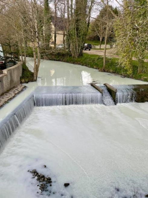 Si rovescia autocisterna: latte nel fiume. Il VIDEO 