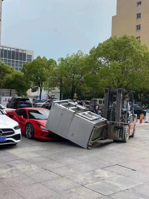 Il forno per la pizza si schianta contro la Ferrari F8 Tributo in sosta. Il video dell’incidente