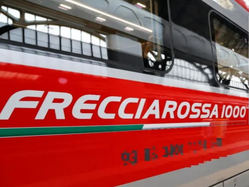 Frecciarossa fermo oltre due ore sotto il sole senza aria condizionata.