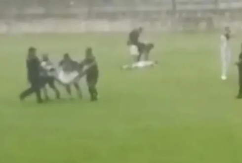 Fulmine sul campo da calcio durante la partita uccide e ferisce giocatori in Brasile – Il video