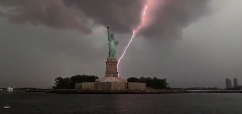 Fulmine colpisce la Statua della Libertà: immagine spettacolare - VIDEO