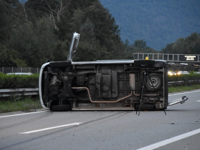 Viaggiare sicuri. Furgone ribaltato sull'A2 svizzera, morta una 20enne italiana