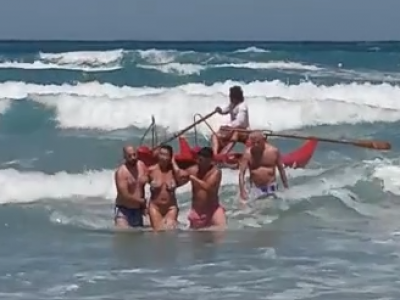 Torre Dell’Orso, primi tuffi e primo salvataggio in mare, i bagnini salvano una giovane donna - VIDEO