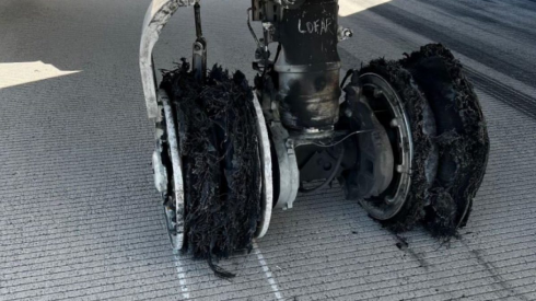 Panico in aereo: scoppiano tutte le gomme del carrello principale destro durante il decollo – Il video